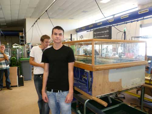 Martin et Emilien posent devant la maquette