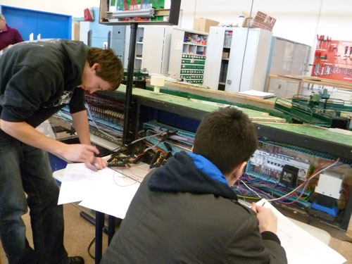 Les étudiants au travail sur la maquette