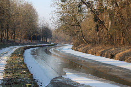 Le canal à Villers-les-Rigault, vu vers l'aval
