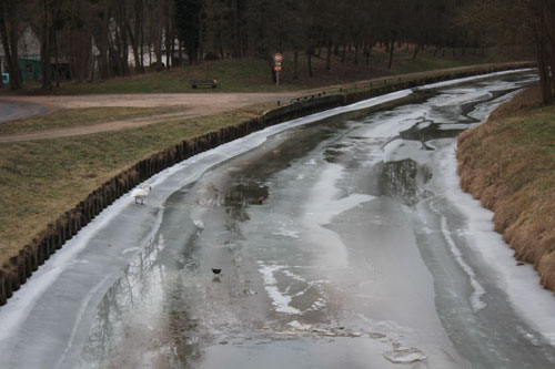 Le canal à Villers-les-Rigault, vu vers l'aval