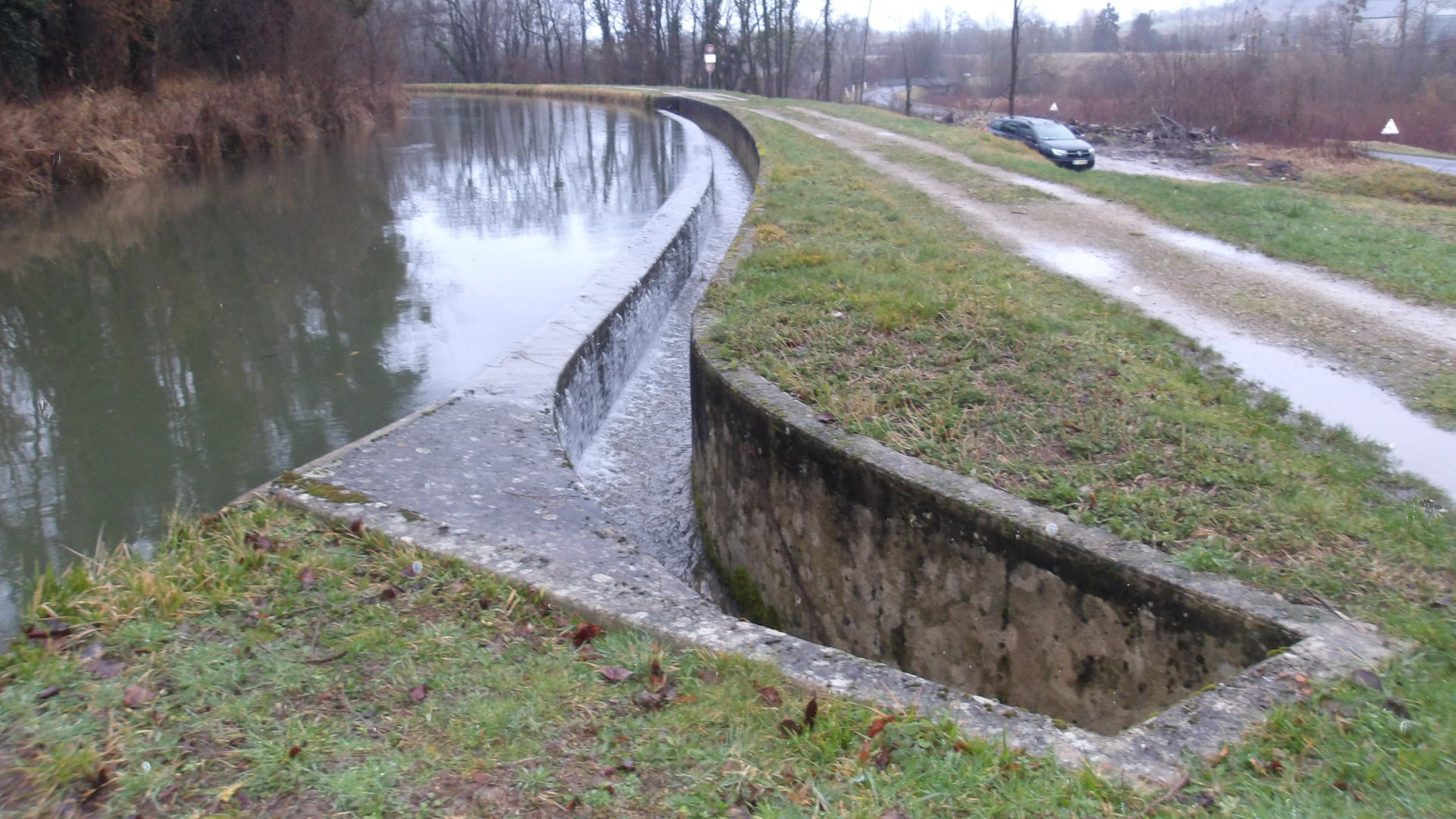 Remarquable avaloir en banquette, de forme courbe, du déversoir d'Ocquerre
