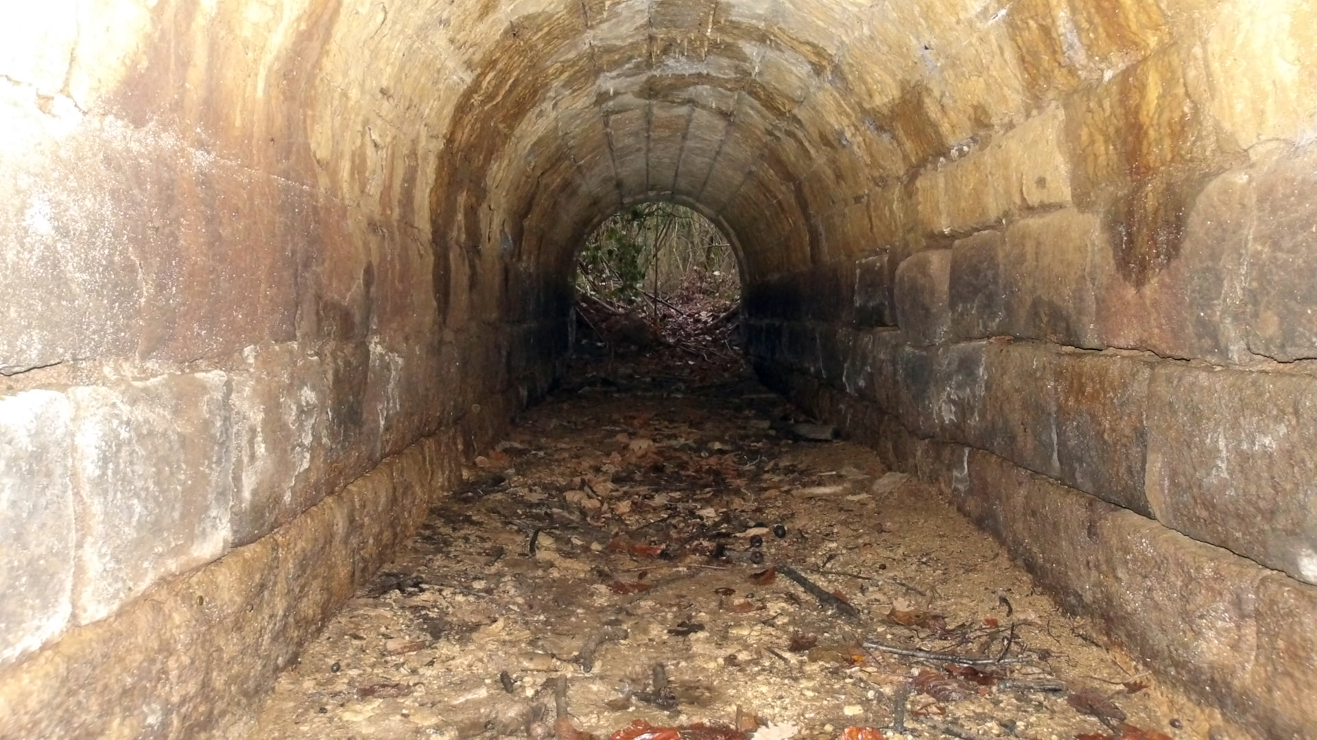 Ocquerre — Passage en souterrain sous le fossé de drainage