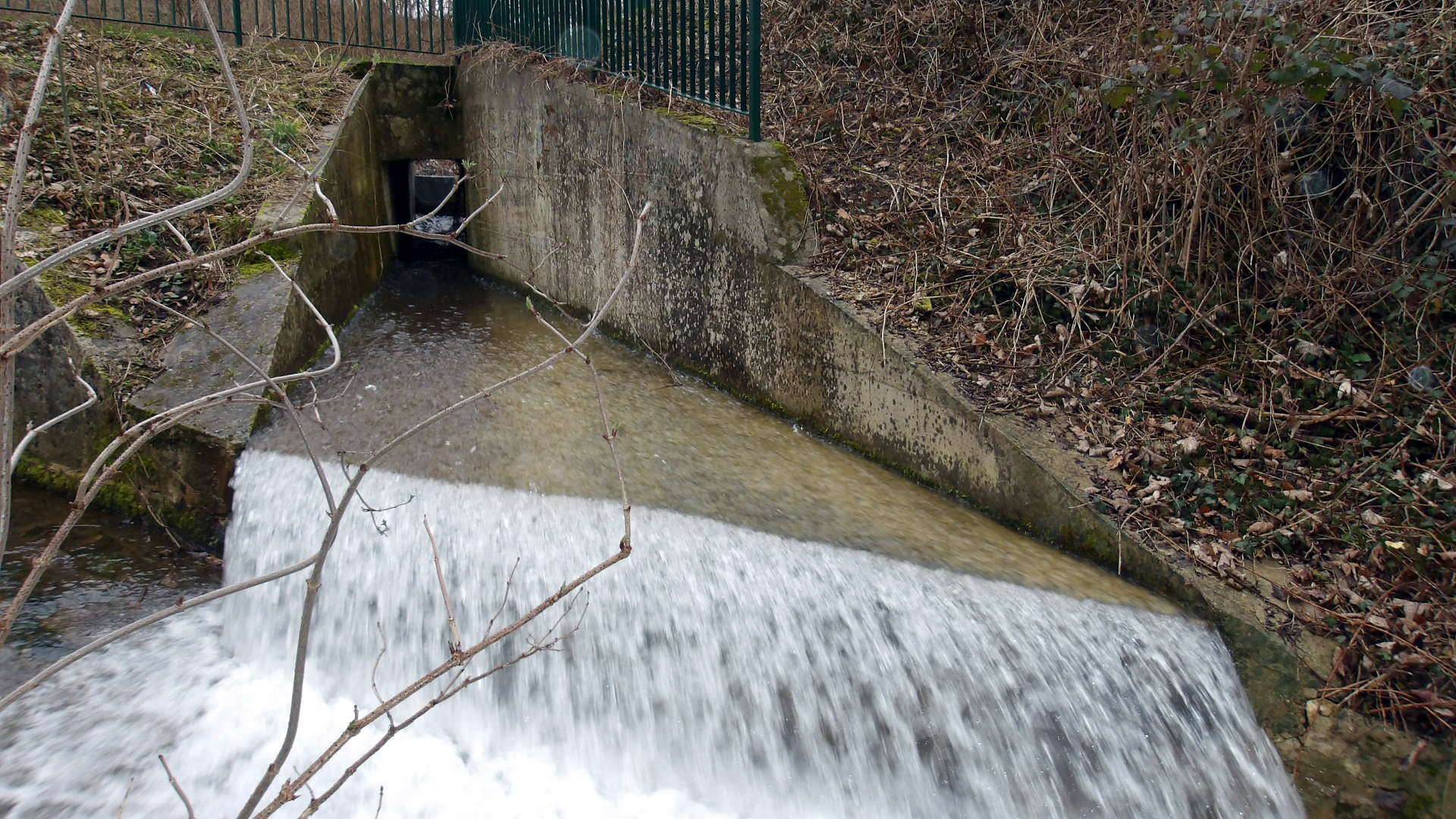 Villenoy — Couloir bétonné