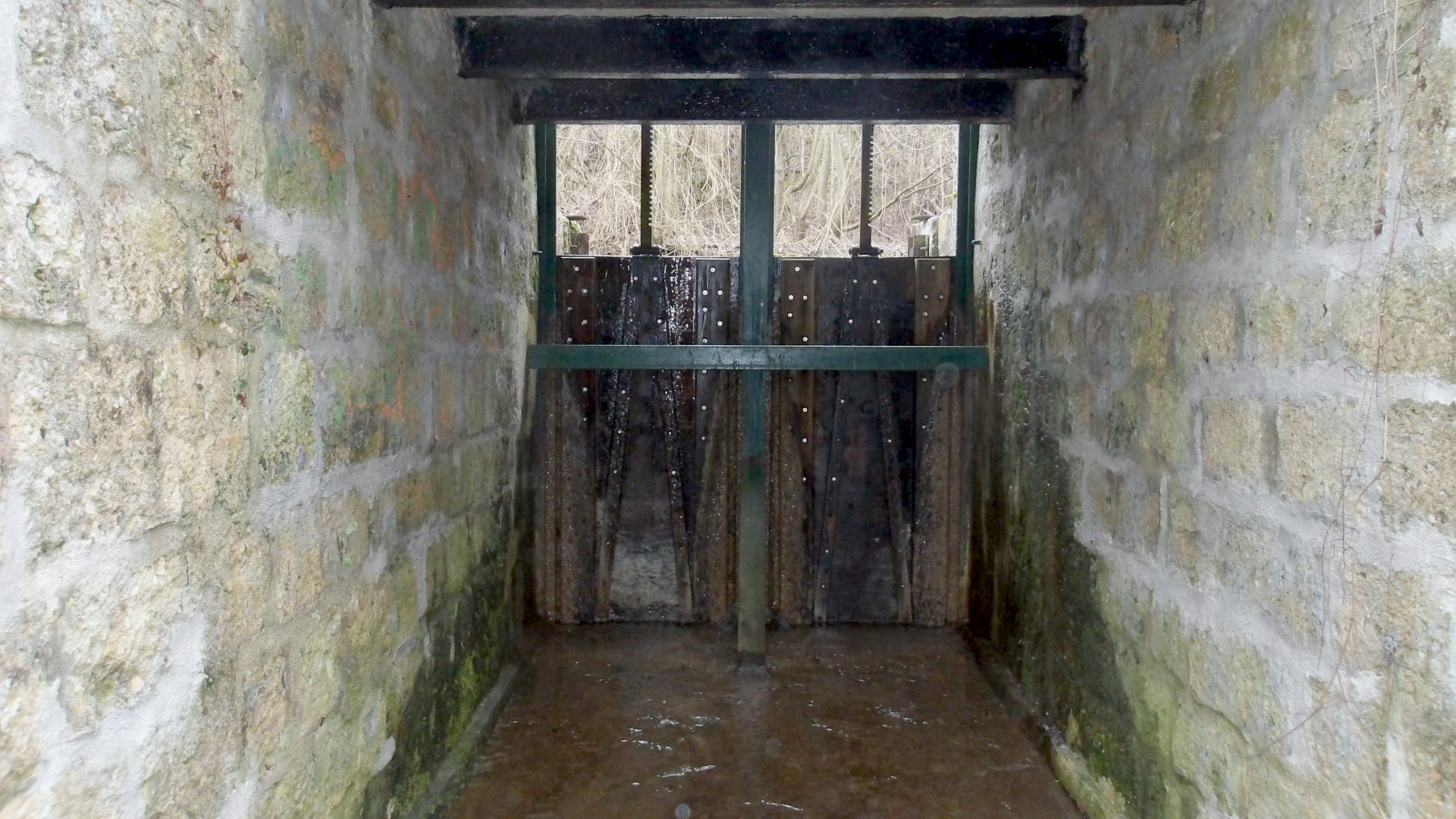 Villenoy — Vannes en bois armaturé de fer, coté sec