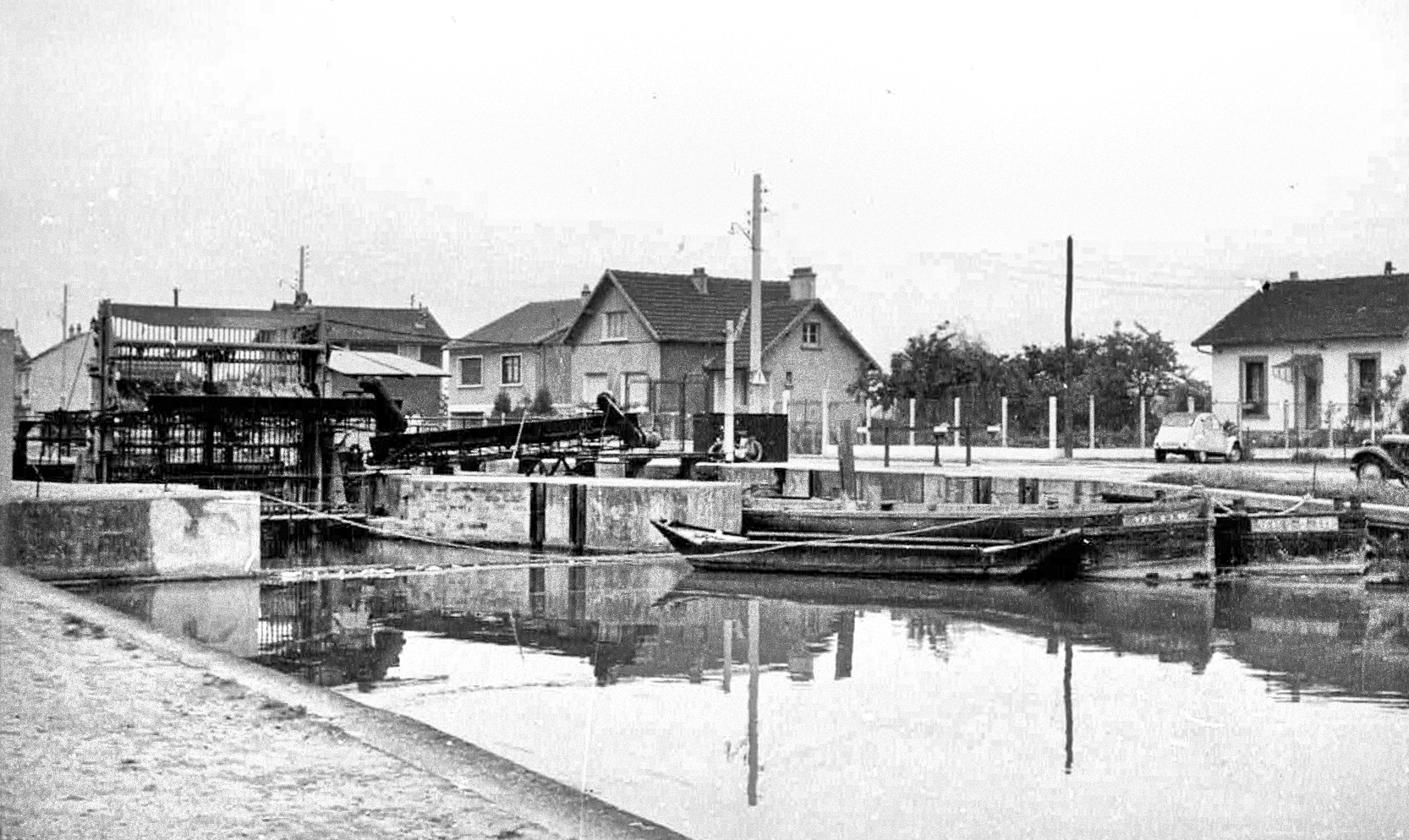 L’écluse de Sevran, août 1965 – Vue vers l’aval depuis la rive gauche<br>
<i>Photographe inconnu, tous droits réservés.</i>