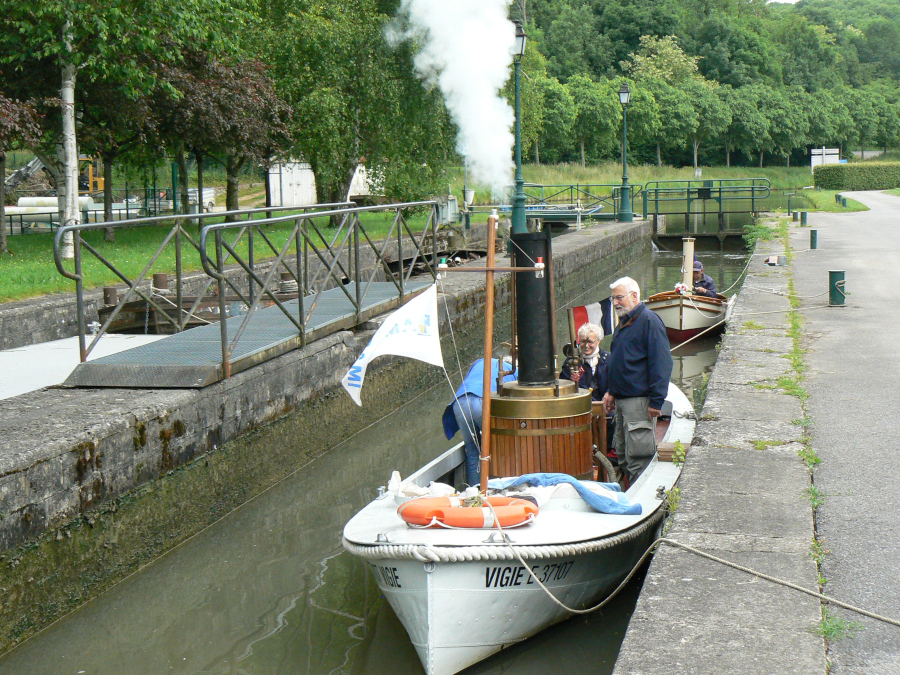 La Vigie et Woodbine à l’écluse de Varreddes, juin 2013<br><i>Photo Bernard GENDRE / AFLO</i>