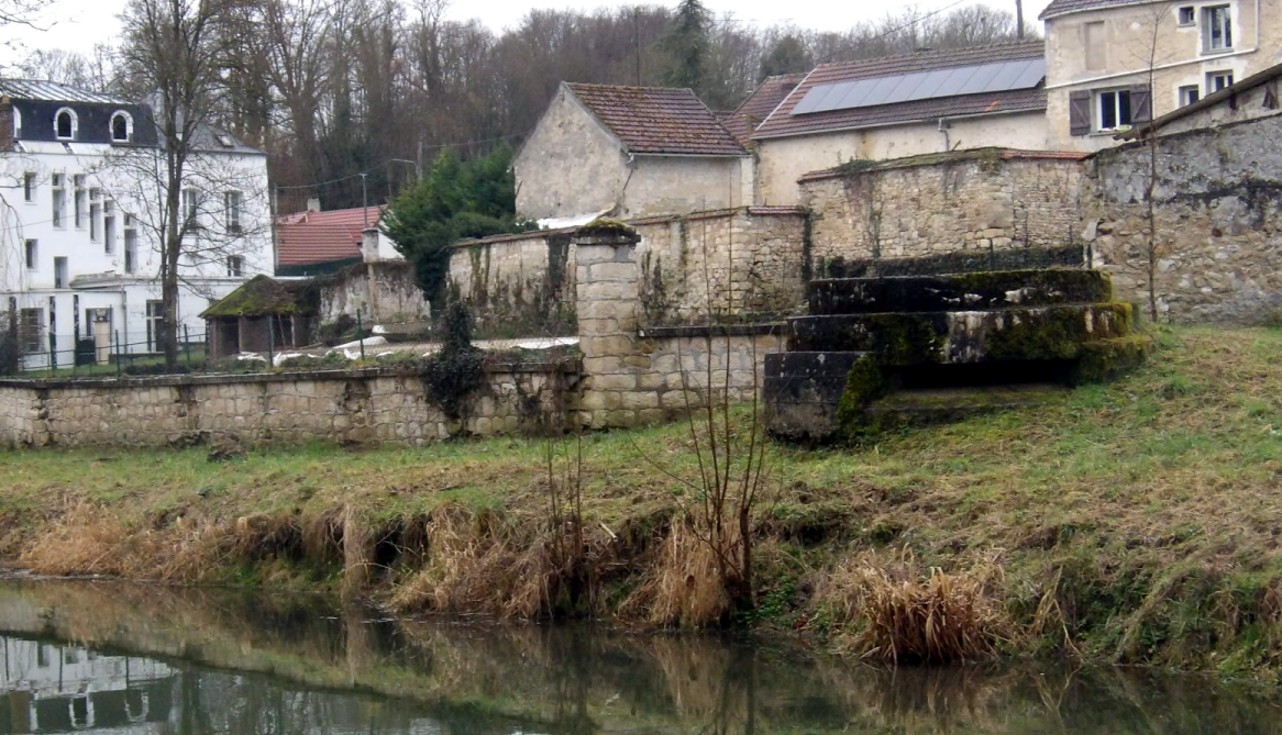 Le bloc n° 7 vu de la rive gauche vers l'aval