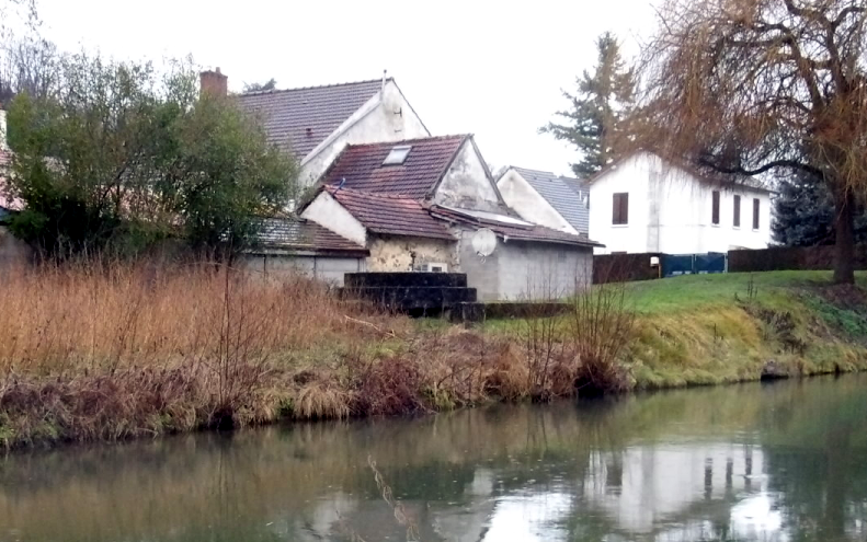 Le bloc n°&nbsp;9 vu de la rive gauche, vers l'amont