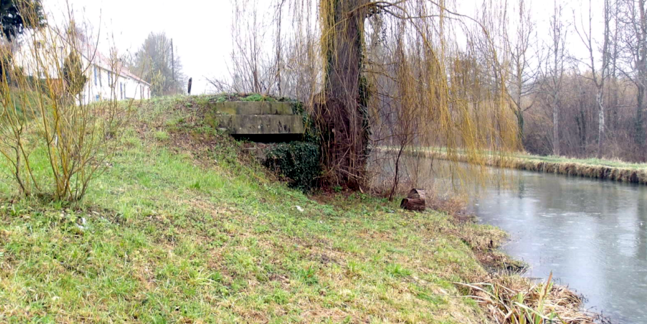 Le bloc n°&nbsp;17, vu vers l'amont, rive droite
