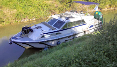 Un bateau de plaisance à moteur sur le canal de l'Ourcq, vers Meaux