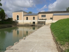 Façade Est, vue du canal d'amenée