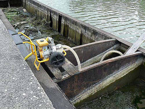 Une pompe était nécessaire pour compenser les venues d'eau par le plancher de la flûte